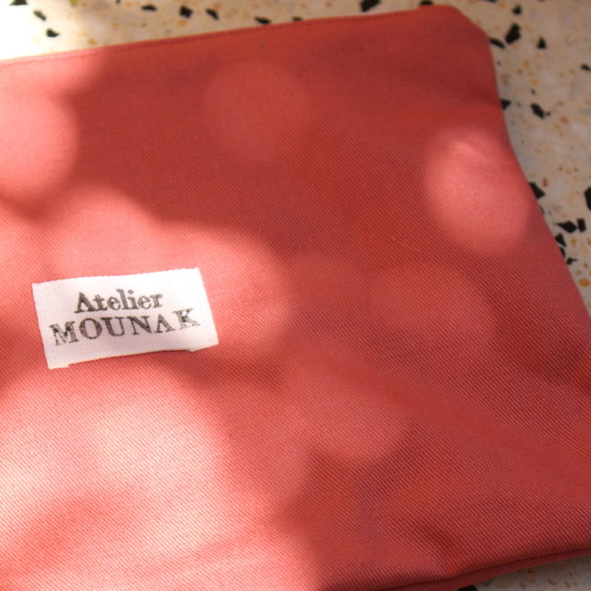 Trousse plate - trousse a bijoux - couleur rose - fermeture dorée - tissus intérieur a fleurs