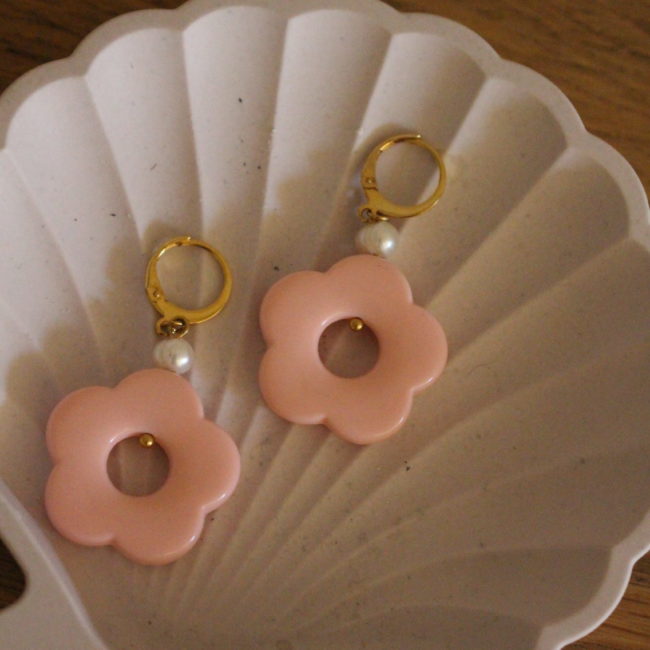 Boucles d'oreille fleur couleur corail, avec perle nacrée et attache en acier inoxydable doré
