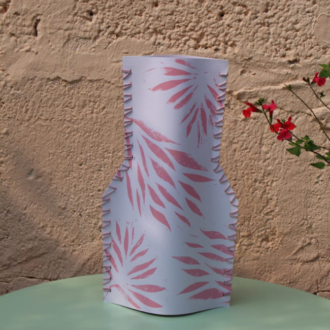 Ce vase en papier est une pièce unique qui allie esthétique et fonctionnalité. Design épuré, motifs délicats et finition artisanale.