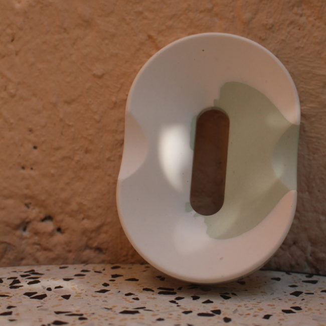 Couleur : Le porte-savon présente une couleur blanche et verte, une teinte neutre et chaleureuse qui s'intégrera facilement à de nombreux styles de salles de bain. Matériau : fabriqué en jesmonite, un matériau composite à base de plâtre et de résine, ce qui lui donne un aspect mat