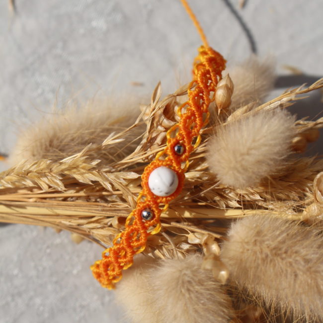 Bracelet en macramé ajustable, couleur orange et pierre blanche