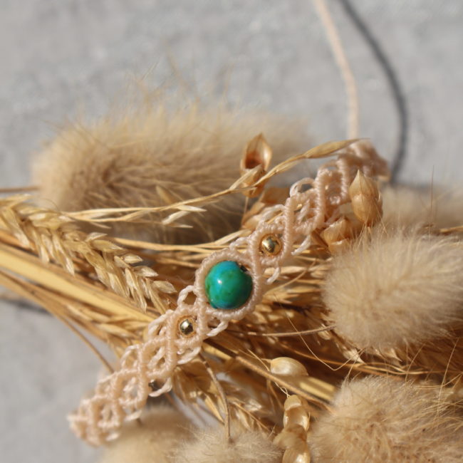 Bracelet en macramé ajustable, couleur beige et pierre turquoise