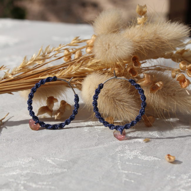 Ces créoles bleues allient à la fois un style bohème et moderne. Le macramé apporte une touche artisanale et naturelle,