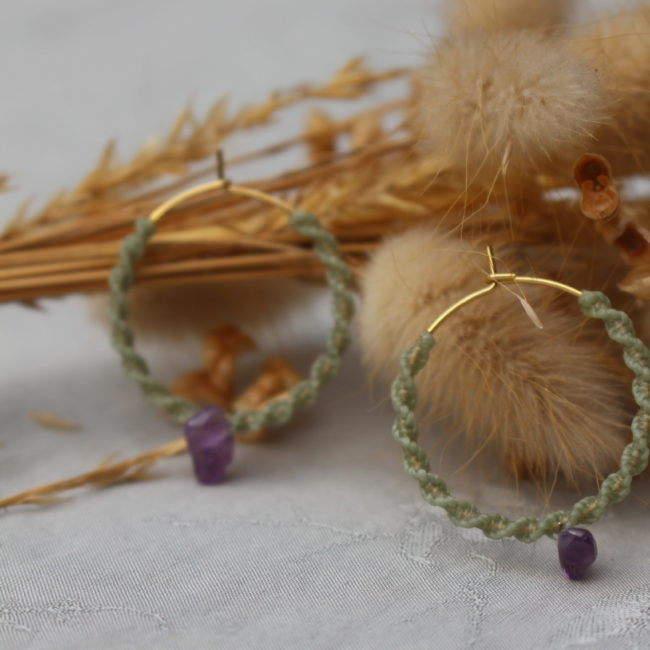 Ces créoles allient à la fois un style bohème et moderne. Le macramé apporte une touche artisanale et naturelle, tandis que la forme circulaire et la pierre en semi-précieuse