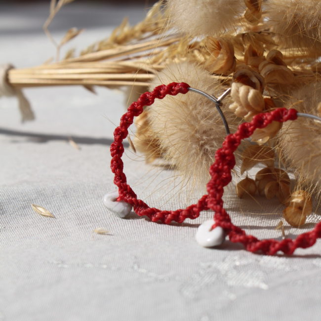 Ces créoles rouge allient à la fois un style bohème et moderne. Le macramé apporte une touche artisanale et naturelle,