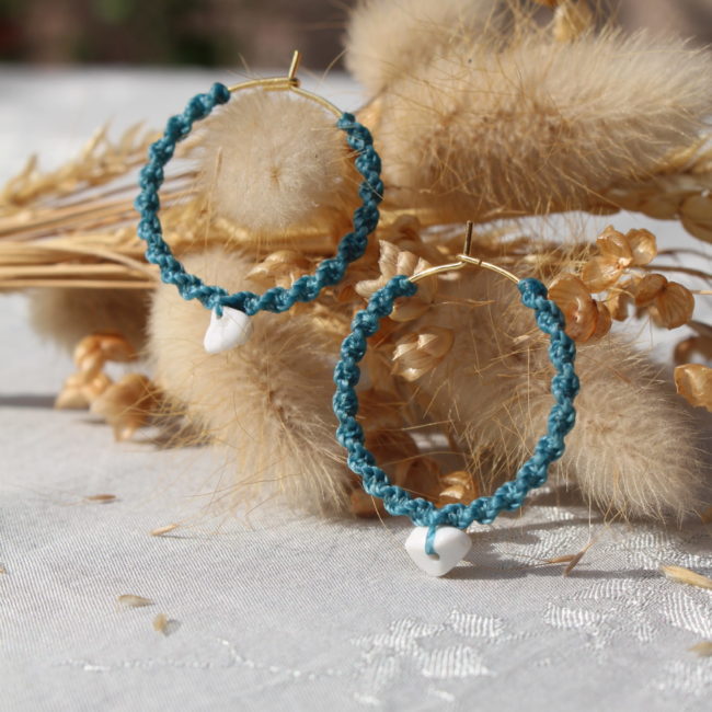 Ces créoles allient à la fois un style bohème et moderne. Le macramé apporte une touche artisanale et naturelle, tandis que la forme circulaire et la pierre en semi-précieuse