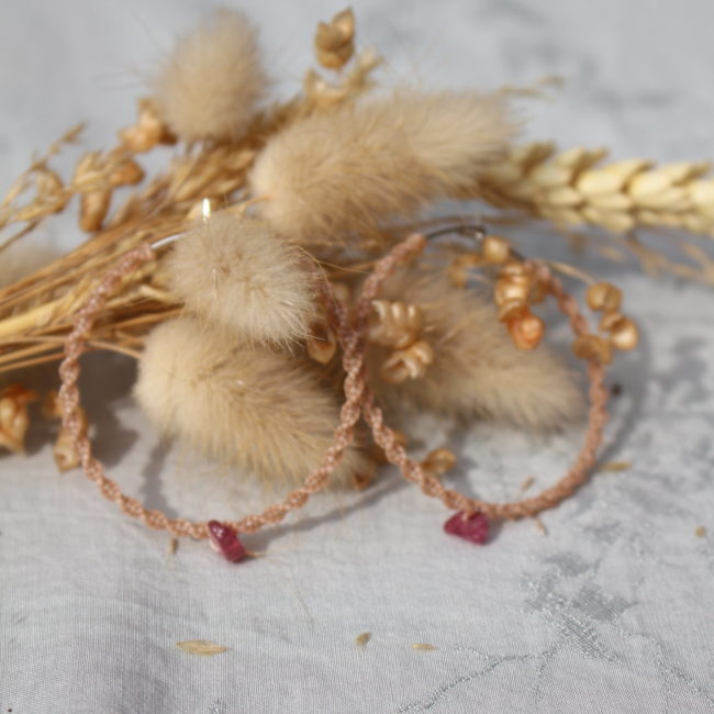 Ces créoles allient à la fois un style bohème et moderne. Le macramé apporte une touche artisanale et naturelle, tandis que la forme circulaire et la pierre en semi-précieuse