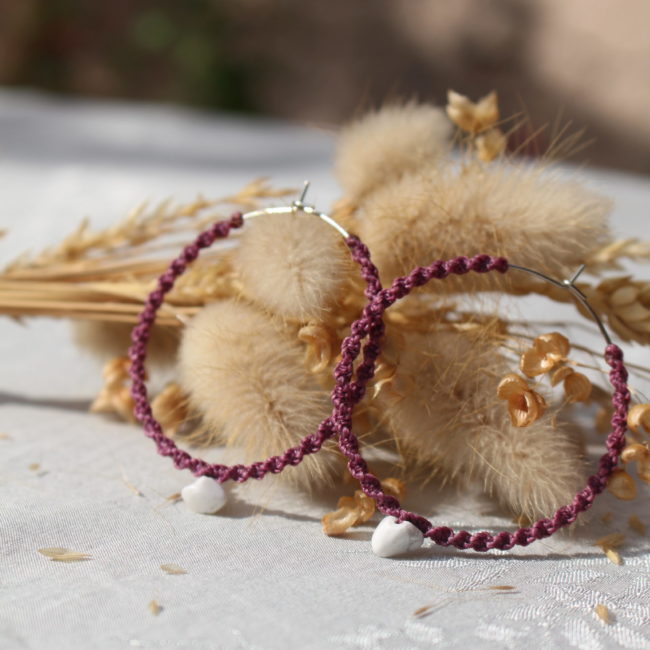 Ces créoles allient à la fois un style bohème et moderne. Le macramé apporte une touche artisanale et naturelle, tandis que la forme circulaire et la pierre en semi-précieuse