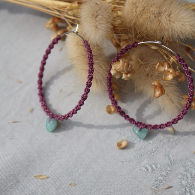 Ces créoles allient à la fois un style bohème et moderne. Le macramé apporte une touche artisanale et naturelle, tandis que la forme circulaire et la pierre en semi-précieuse