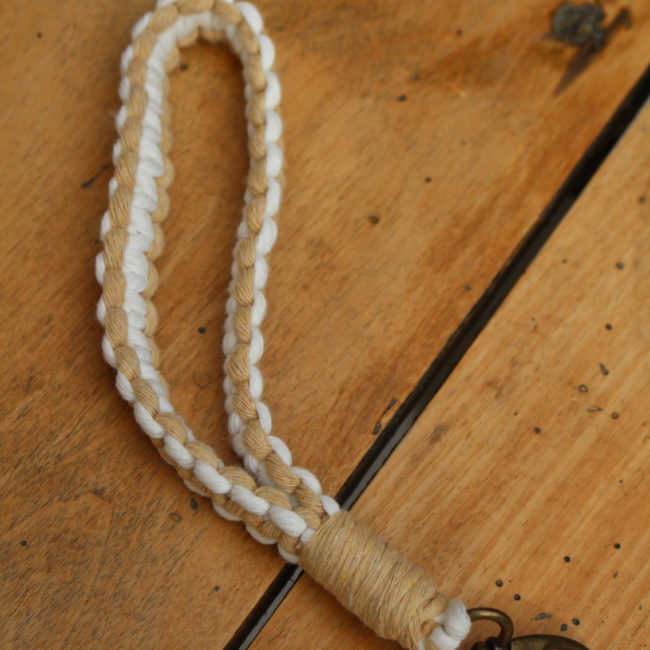 Porte clés tour de poignet en macramé. Corde couleur blanche et beige, mousqueton bronze
