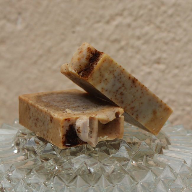 Savon de Gommage pour le corps élaboré selon la méthode de la saponification à froid.