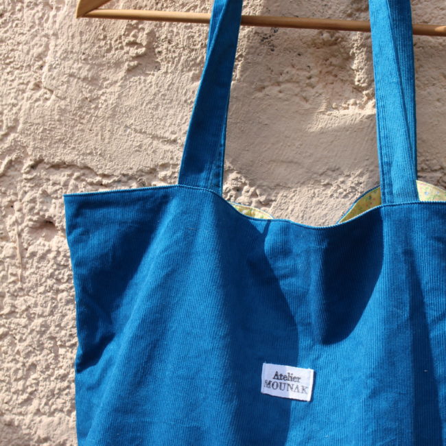 Ce sac cabas bleu est un incontournable pour un look décontracté. Couleur bleu canard intense. Offrant une grande capacité de rangement.