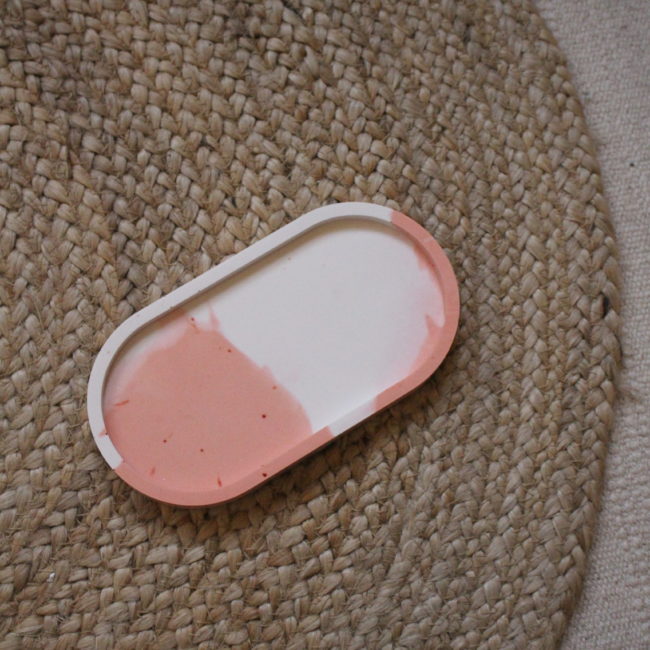 Coupelle ovale, vide poche. Blanche et rose effet glace a la fraise