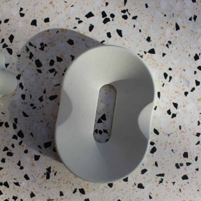 Couleur : Le porte-savon présente une couleur verte, une teinte neutre et chaleureuse qui s'intégrera facilement à de nombreux styles de salles de bain. Matériau : fabriqué en jesmonite, un matériau composite à base de plâtre et de résine, ce qui lui donne un aspect mat