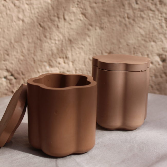 Pot a couvercle marron chocolat en forme de fleur