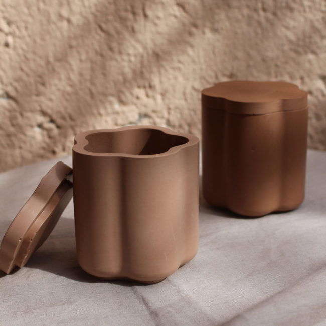 Pot en marron chocolat en forme de fleur e en forme de rond