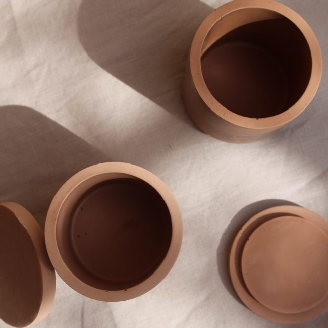 Pot a couvercle marron chocolat de forme arrondie