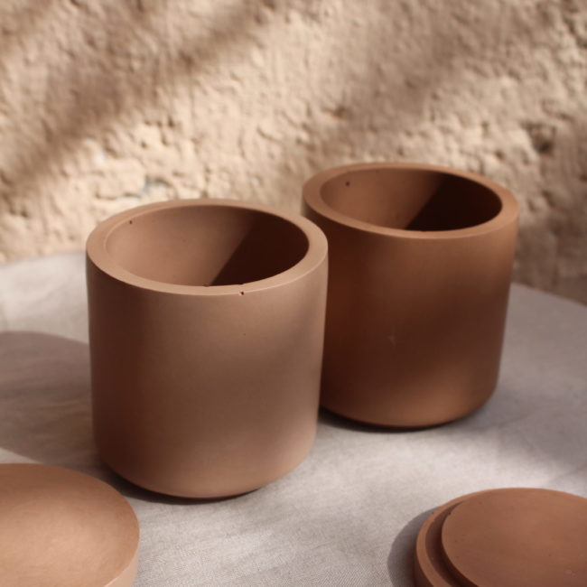 Pot a couvercle marron chocolat de forme arrondie