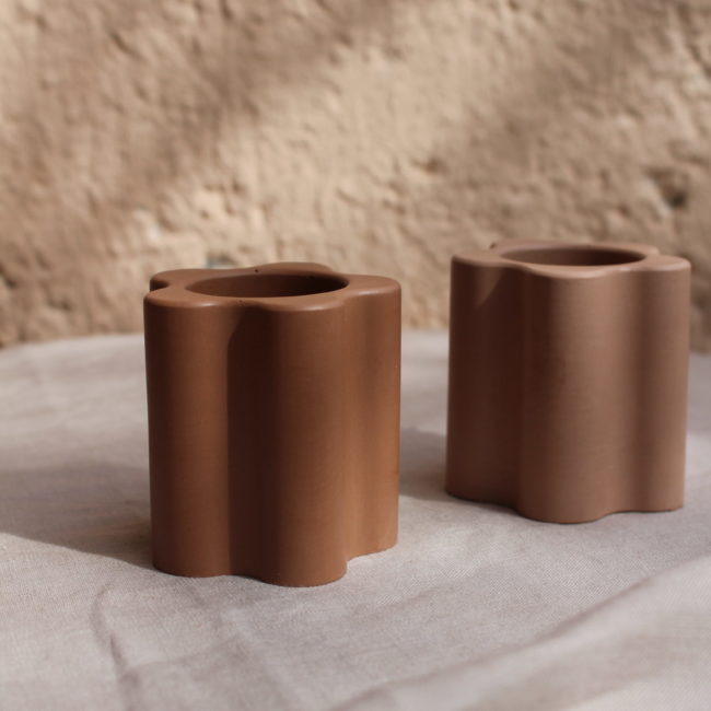 Accessoire de salle de bain, pot a coton tige en forme de fleur de Couleur chocolat
