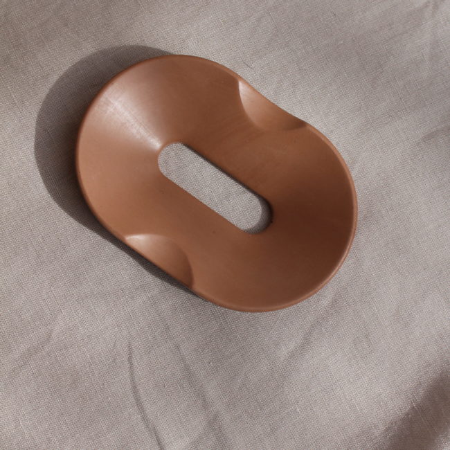 Couleur : Le porte-savon présente une couleur chocolat, une teinte neutre et chaleureuse qui s'intégrera facilement à de nombreux styles de salles de bain. Matériau : fabriqué en jesmonite, un matériau composite à base de plâtre et de résine, ce qui lui donne un aspect mat