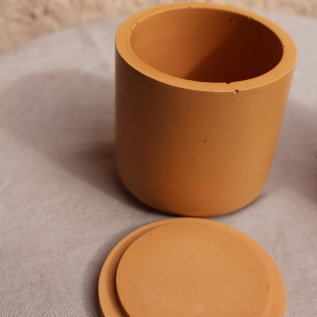 Pot a couvercle orange de forme arrondie