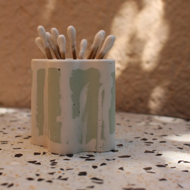 Accessoire de salle de bain, pot a coton tige en forme de fleur de Couleur vert sauge et effet glaçage blanc