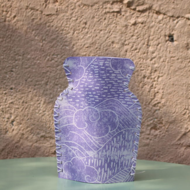Ce vase en papier est une pièce unique qui allie esthétique et fonctionnalité. Design épuré, motifs délicats et finition artisanale.