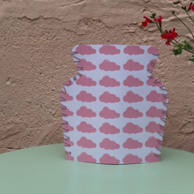 Ce vase en papier est une pièce unique qui allie esthétique et fonctionnalité. Design épuré, motifs délicats et finition artisanale.