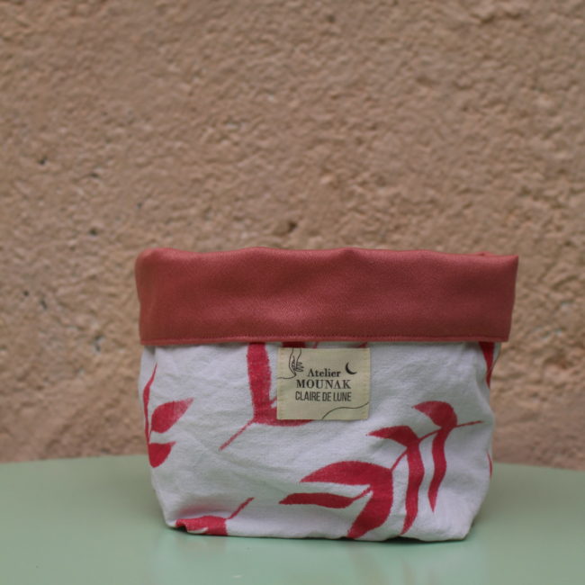 Cette panière feuillage en tissu est un objet à la fois pratique et esthétique. Design unique associé à un motif au pochoir pour un accessoire tendance.