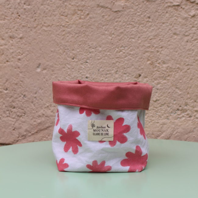 Cette panière fleurs en tissu est un objet à la fois pratique et esthétique. Design unique associé à un motif au pochoir pour un accessoire tendance.