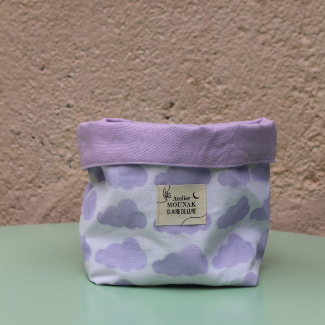 Cette panière nuage en tissu est un objet à la fois pratique et esthétique. Design unique associé à un motif au pochoir pour un accessoire tendance.