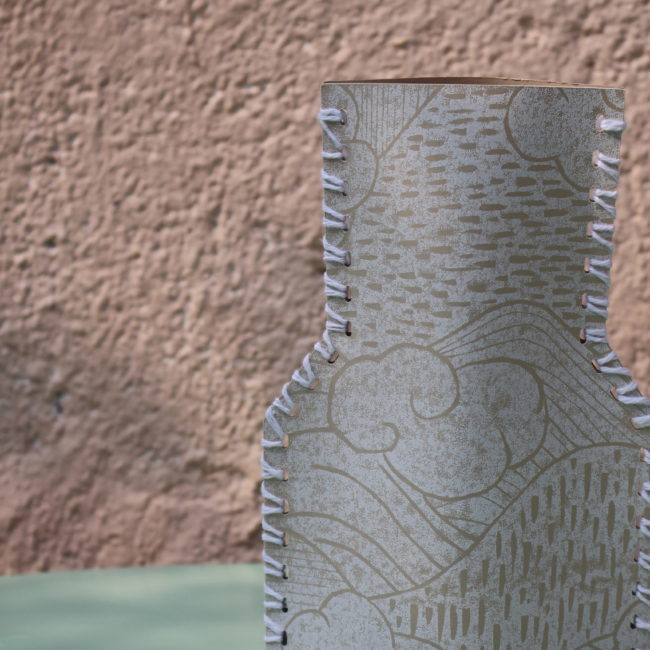 Ce vase en papier est une pièce unique qui allie esthétique et fonctionnalité. Design épuré, motifs délicats et finition artisanale.
