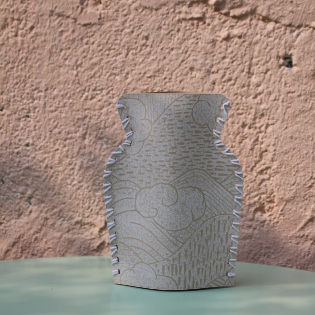Ce vase en papier est une pièce unique qui allie esthétique et fonctionnalité. Design épuré, motifs délicats et finition artisanale.