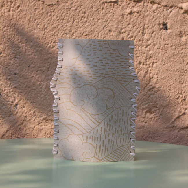 Ce vase en papier est une pièce unique qui allie esthétique et fonctionnalité. Design épuré, motifs délicats et finition artisanale.