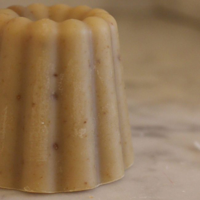 Shampooing solide en forme de cannelé ayurvédique sans tension actif. Sur la base d'un savon à froid. Tout type de cheveux.