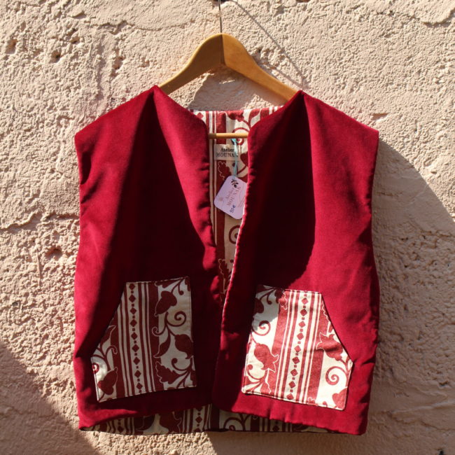 Ce gilet rouge sans manches est une pièce unique et originale qui allie confort et style. Sa coupe ample en font un vêtement tendance, intemporel et mixte.