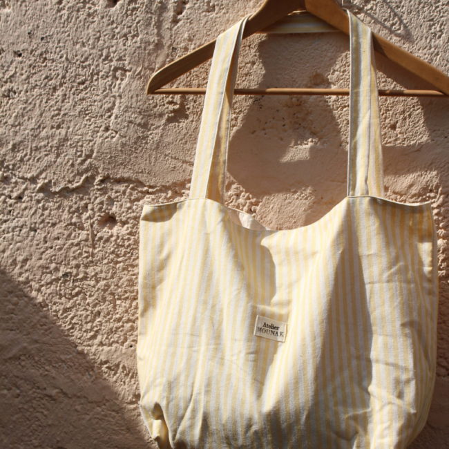 Ce sac cabas jaune est un incontournable pour un look décontracté. Rayures jaunes et beiges. Offrant une grande capacité de rangement.